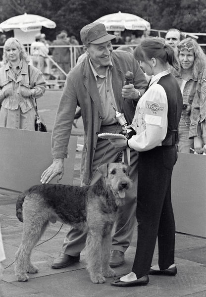 Победительница конкурса &laquo;Юный Хендлер&raquo; со своим питомцем эрдель-терьером дает интервью тележурналисту Николаю Дроздову на&nbsp;выставке собак &laquo;Россия&nbsp;- 95&raquo;