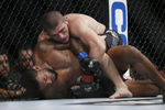 Российский боец Хабиб Нурмагомедов на турнире UFC 205 победил американца Майкла Джонсона болевым приемом за 2 минуты 29 секунд до конца третьего раунда. Этот успех стал 24-м кряду в карьере 28-летнего выходца из Дагестана и восьмым в UFC. Легковес пока еще не проигрывал ни в клетке, ни на ринге. Отметим, что следующий поединок Нурмагомедова может стать титульным. 
