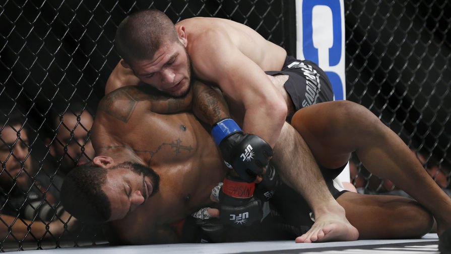 Российский боец Хабиб Нурмагомедов на&nbsp;турнире UFC 205&nbsp;победил американца Майкла Джонсона болевым приемом за&nbsp;2 минуты 29&nbsp;секунд до&nbsp;конца третьего раунда. Этот успех стал 24-м кряду в&nbsp;карьере 28-летнего выходца из&nbsp;Дагестана и восьмым в&nbsp;UFC. Легковес пока еще не проигрывал ни в&nbsp;клетке, ни на&nbsp;ринге. Отметим, что следующий поединок Нурмагомедова может стать титульным. 