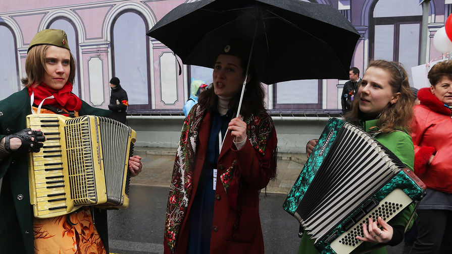 Участники во время акции «Бессмертный полк» в Москве