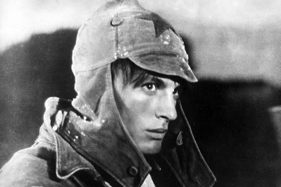 «<b>Павел Корчагин», Александр Алов, Владимир Наумов (1956)</b>
<br><br>
По&nbsp;сюжету одноименного фильма прикованный к&nbsp;постели болезнью Павел Корчагин вспоминает о&nbsp;своей боевой юности. Изначально на&nbsp;главную роль утвердили Георгия Юматова &mdash; он даже начал сниматься, но заболел и не смог работать дальше. Тогда режиссеры Александр Алов и Владимир Наумов нашли замену в&nbsp;соседнем павильоне: там студент Лановой снимался в&nbsp;фильме «Триста лет тому...». Утверждение актера на&nbsp;роль временно рассорило его с&nbsp;Юматовым, помирились они только на&nbsp;съемках «Офицеров».
