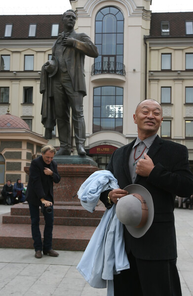 Актеры Кэри-Хироюки Тагава (на переднем плане) и Арманд Ассанте (на втором) у&nbsp;памятника Федору Шаляпину на&nbsp;улице Баумана в&nbsp;Казани, 2009&nbsp;год