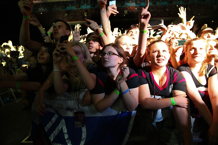 Зрители на концерте группы Linkin Park в СК «Олимпийский»