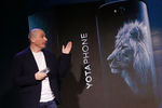 Генеральный директор Yota Devices Владислав Мартынов на презентации смартфона YotaPhone 2