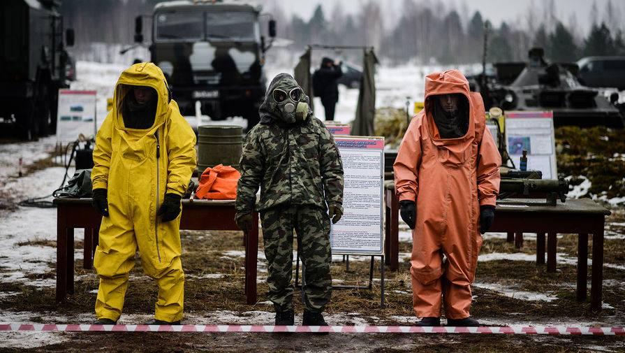 Демонстрация защитных костюмов на выставке вооружений, которая проходит на полигоне Луга в Ленинградской области в День ракетных войск и артиллерии