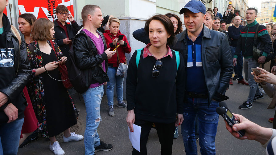 Чулпан Хаматова и Евгений Миронов у&nbsp;«Гоголь-центра» во время обысков, 23&nbsp;мая 2017&nbsp;года