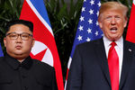 Высший руководитель КНДР Ким Чен Ын и президент США Дональд Трамп во время встречи на острове Сентоса в Сингапуре, 12 июня 2018 года