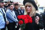 Певица Алла Пугачева у концертного зала имени П.И. Чайковского, где проходит церемония прощания с Иосифом Кобзоном, 2 сентября 2018 года