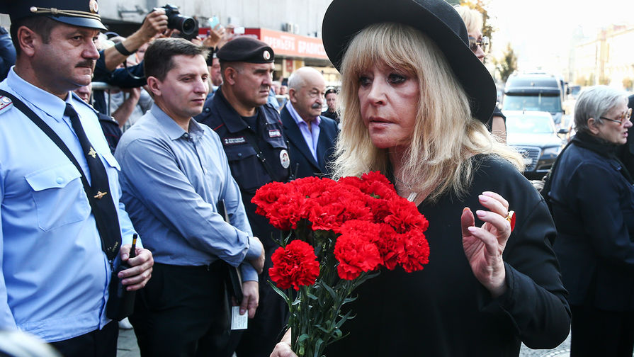Певица Алла Пугачева у&nbsp;концертного зала имени П.И. Чайковского, где проходит церемония прощания с&nbsp;Иосифом Кобзоном, 2 сентября 2018 года