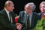 Президент России Владимир Путин и сын главы Московской Хельсинкской группы Людмилы Алексеевой Михаил во время церемонии прощания с правозащитницей, 11 декабря 2018 года