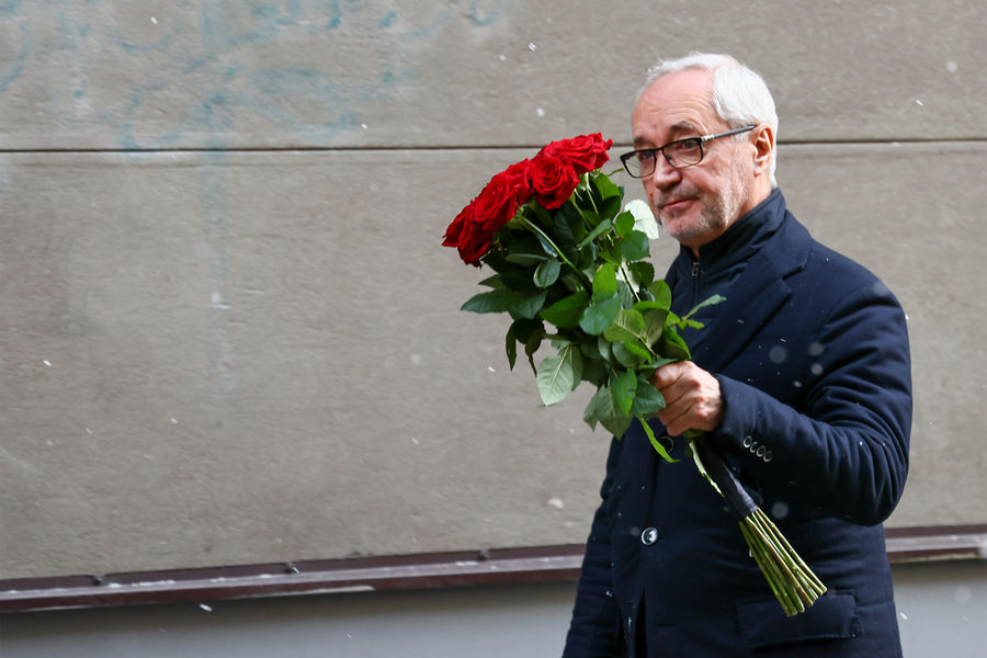 Режиссер, депутат Мосгордумы Евгений Герасимов перед&nbsp;церемонией прощания с&nbsp;актером Валерием Гаркалиным у&nbsp;здания Учебного театра ГИТИСа в&nbsp;Москве, 23&nbsp;ноября 2021&nbsp;года