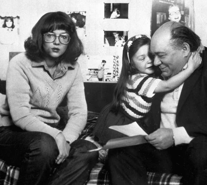 Евгений Леонов (справа) и Александра Яковлева в&nbsp;фильме Георгия Данелии &laquo;Слезы капали&raquo; (1982)