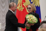 Президент РФ Владимир Путин и народная артистка СССР, актриса Московского государственного театра «Ленком» Инна Чурикова, награжденная орденом «За заслуги перед Отечеством» I степени, на церемонии в Екатерининском зале Кремля, 2018 год