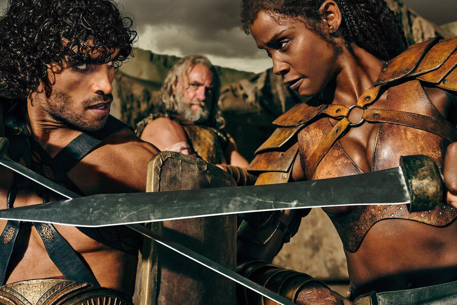 <b>«Спартак: Дом Ашура» (Spartacus: House of Ashur) — мини-сериал, созд. Стивен С. Денайт</b>
<br><br>
<b>Где и когда смотреть:</b> на&nbsp;Starz — с&nbsp;5 декабря (6 декабря по&nbsp;московскому времени)
<br><br>
Вселенная пеплум-сериала Стивена С. Денайта «Спартак» впервые за&nbsp;десять лет пополняется новой главой. Она будет описывать альтернативную реальность, где бывший гладиатор Ашур (Ник Тарабей) не погиб, а получил собственную гладиаторскую школу в&nbsp;награду за&nbsp;помощь в&nbsp;подавлении восстания Спартака.