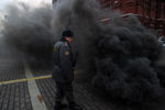 Сотрудник правоохранительных органов во время акции в память об убитом болельщике «Спартака» Егоре Свиридове на Манежной площади