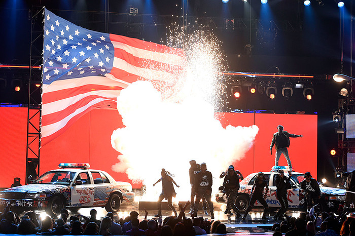 Американский рэпер Кендрик Ламар во время выступления на&nbsp;церемонии BET Awards 2015