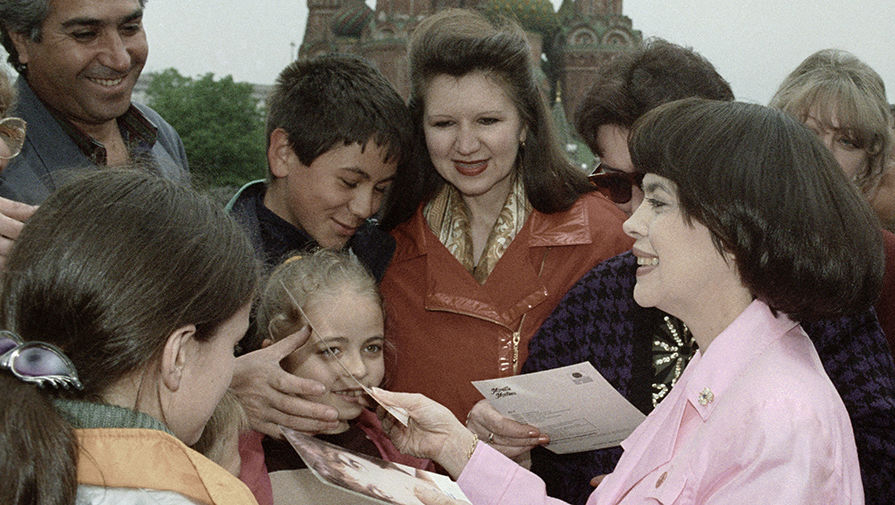 Мирей Матье раздает автографы на Красной площади, 1997 год