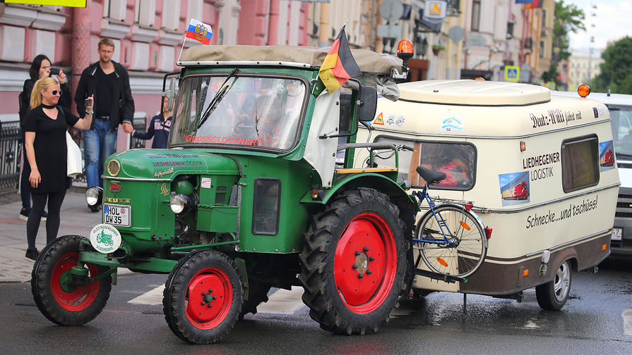 Раритетный трактор Deutz 1961 года выпуска по кличке «Роберте», на котором 81-летний немецкий пенсионер-путешественник Винфрид Лангнер прибыл из города Лауенферде (Нижняя Саксония) в Санкт-Петербург.