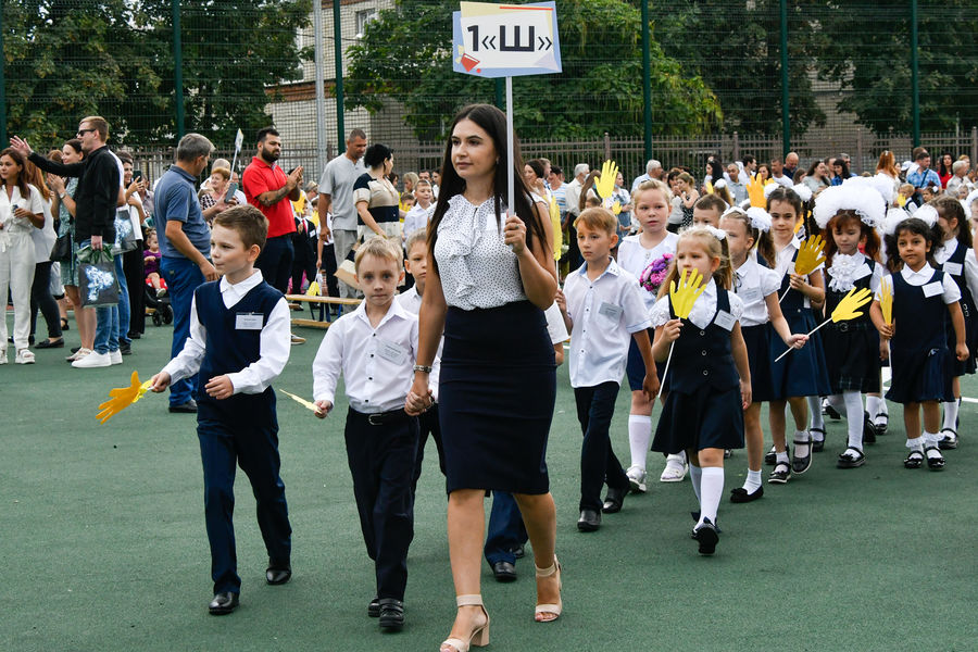 Учитель и ученики на&nbsp;торжественной линейке, посвященной Дню знаний, в&nbsp;школе №94 в&nbsp;Краснодаре.