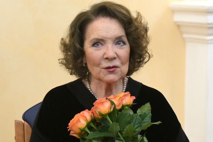 <b>Здоровье</b>
<br><br>
С&nbsp;2014 года Лариса Голубкина борется с&nbsp;болезнью Вальденстрема &mdash; заболеванием системы крови. В&nbsp;2022-м артистка прошла курс химиотерапии, врачам удалось добиться ремиссии, однако спустя два года болезнь вновь напомнила о&nbsp;себе. В&nbsp;январе 2025&nbsp;года состояние Голубкиной резко ухудшилось: актриса обратилась к&nbsp;врачам с&nbsp;жалобами на&nbsp;сильные боли в&nbsp;суставах, проблемы с&nbsp;сосудами, нарушения слуха и зрения. 26&nbsp;января дочь звезды &laquo;Гусарской баллады&raquo;, актриса Мария Голубкина <a href="https://www.ntv.ru/peredacha/Zvezdy_soshlis/m61281/o788485" target="_blank"><b>раскрыла</b></a> диагноз матери в&nbsp;эфире программы &laquo;Звезды сошлись&raquo;:
&laquo;У мамы два вида онкологии и болезнь Паркинсона. Она не ходит, она лежит, у&nbsp;нее сиделка, которая меняется раз в&nbsp;месяц, уходят, не выдерживают. Она периодически очень плохо себя чувствует и лежит в&nbsp;больнице, потом невероятным образом выбирается и опять в&nbsp;театр. И все это продолжается пять лет&raquo;.
<br><br>На фото: Лариса Голубкина, 2024&nbsp;год