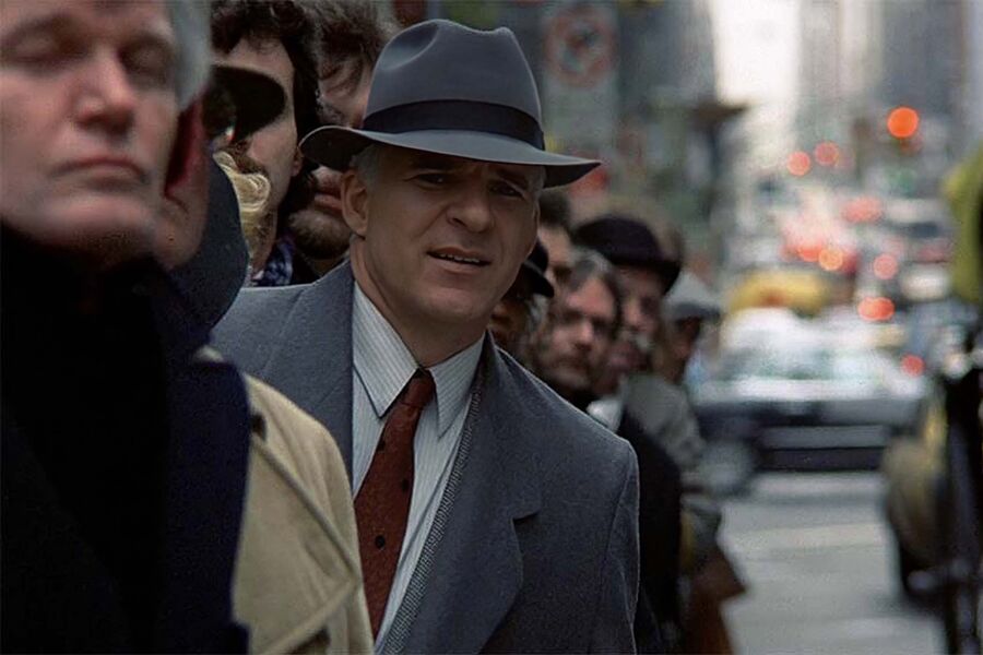 <b>«Самолетом, поездом, машиной» (1987)</b>
<br><br>
По&nbsp;сюжету (более молодой аудитории он сильно напомнит сценарий фильма &laquo;Впритык&raquo; с&nbsp;Робертом Дауни &mdash; младшим) преуспевающий рекламщик, планирующий отпраздновать День благодарения с&nbsp;семьей, из-за нелетной погоды вынужден отправиться в&nbsp;дорожное путешествие через&nbsp;всю страну &mdash; в&nbsp;компании крайне странного коммивояжера, своего невольного спутника.
