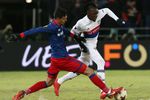 Футболист ЦСКА Георгий Миланов и игрок «Лиона» Бертран Траоре в матче 1/8 финала Лиги Европы