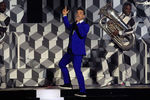 Робби Уильямс во время выступления на премии 33-й церемонии BRIT Awards, 2013 год
