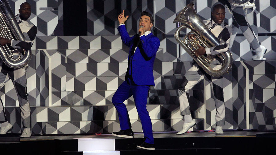 Робби Уильямс во время выступления на премии 33-й церемонии BRIT Awards, 2013 год