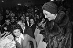 Актрисы Элизабет Тейлор (справа) и Одри Хепберн встретились в бродвейском театре в Нью-Йорке, США, 1976 год