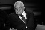 <b>Генри Киссинджер (27 мая 1923 — 29 ноября 2023) </b>— американский государственный деятель, дипломат и эксперт в области международных отношений. Советник президента США по национальной безопасности (1969—1975) и государственный секретарь США (1973—1977). Лауреат Нобелевской премии мира (1973).
