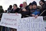 Участники митинга под лозунгом «В единстве наша сила» в поддержку президента Чечни Рамзана Кадырова