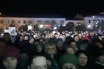 Стихийный митинг в Волоколамске после очередного выброса с полигона «Ядрово», 29 марта 2018 года. Кадр из видео