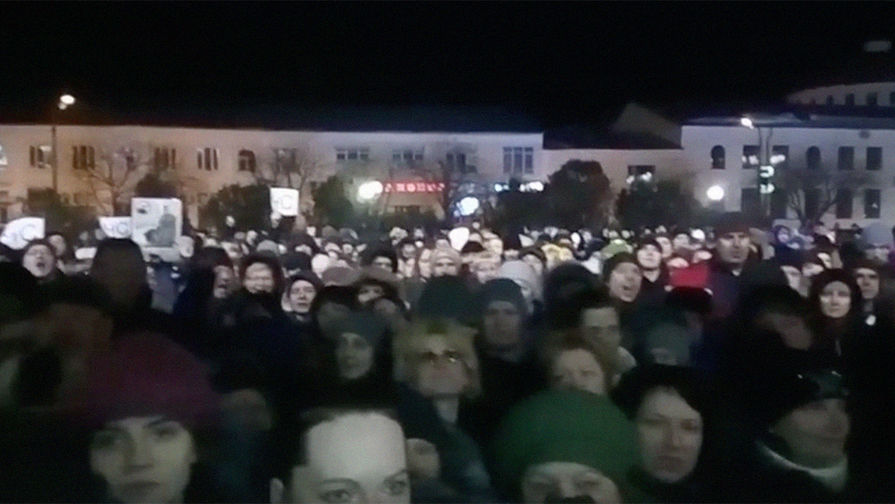 Стихийный митинг в Волоколамске после очередного выброса с полигона «Ядрово», 29 марта 2018 года. Кадр из видео