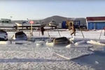 Автомобили, частично ушедшие под лед на острове Русский, 5 января 2020 года