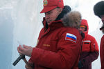 Владимир Путин и премьер-министр РФ Дмитрий Медведев во время посещения пещеры ледника полярных летчиков на острове Земля Александры архипелага Земля Франца-Иосифа