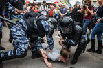 Задержание участника несанкционированного митинга на Тверской улице в Москве