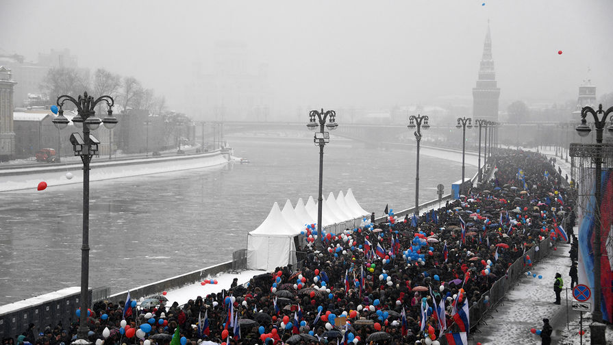 Участники митинга-концерта &laquo;Россия в&nbsp;моем сердце!&raquo; на&nbsp;Васильевском спуске в&nbsp;Москве