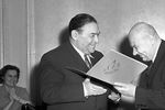 Певец Леонид Осипович Утесов, удостоенный почетной грамоты Советского комитета защиты мира, и член Президиума Советского комитета защиты мира академик Иван Евдокимович Глущенко, примерно 1960 год