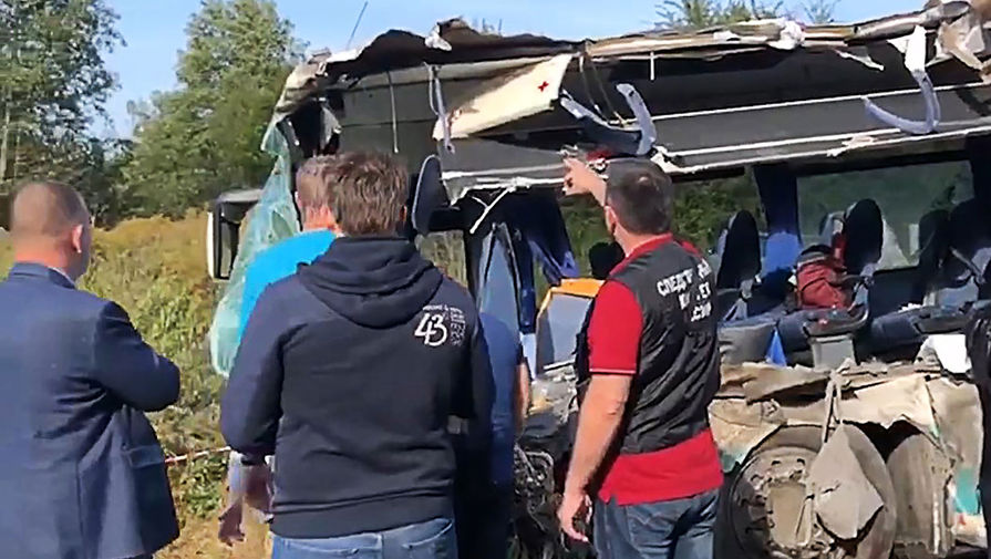 На месте столкновения рейсового пассажирского автобуса с грузовиком на участке дороги Переславское - Янтарный в районе поселка Кумачево, Калининградская область, 27 сентября 2020 года