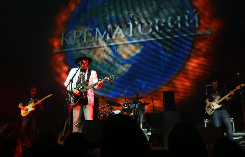 Лидер «Крематория» Армен Григорян во время концерта группы в Москве, 2013 год