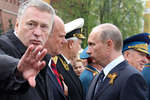 Владимир Путин во время церемонии возложения венка к могиле Неизвестного солдата у Кремлевской стены. Слева направо — лидер ЛДПР Владимир Жириновский, лидер КПРФ Геннадий Зюганов, 2009 год