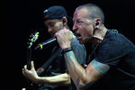 Участники Linkin Park Майк Шинода и Честер Беннингтон во время выступления группы в СК «Олимпийский»