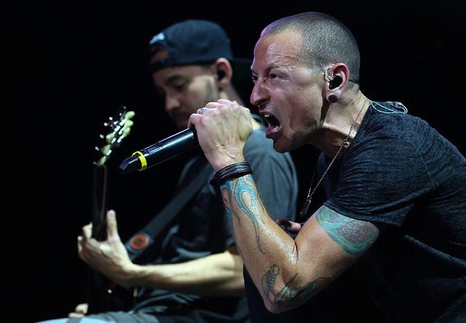 Участники Linkin Park Майк Шинода и Честер Беннингтон во время выступления группы в СК «Олимпийский»