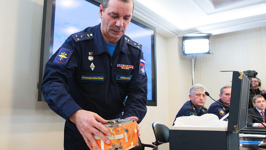 Председатель комиссии по расследованию авиационного происшествия Николай Примак демонстрирует «черный ящик» самолета Су-24М, сбитого 24 ноября 2015 года в небе Сирии истребителем ВВС Турции
