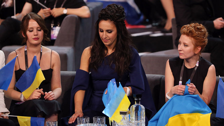 Представительница Украины певица Джамала (в центре) после выступления во втором полуфинале 61-го международного конкурса песни &laquo;Евровидение&nbsp;- 2016&raquo;