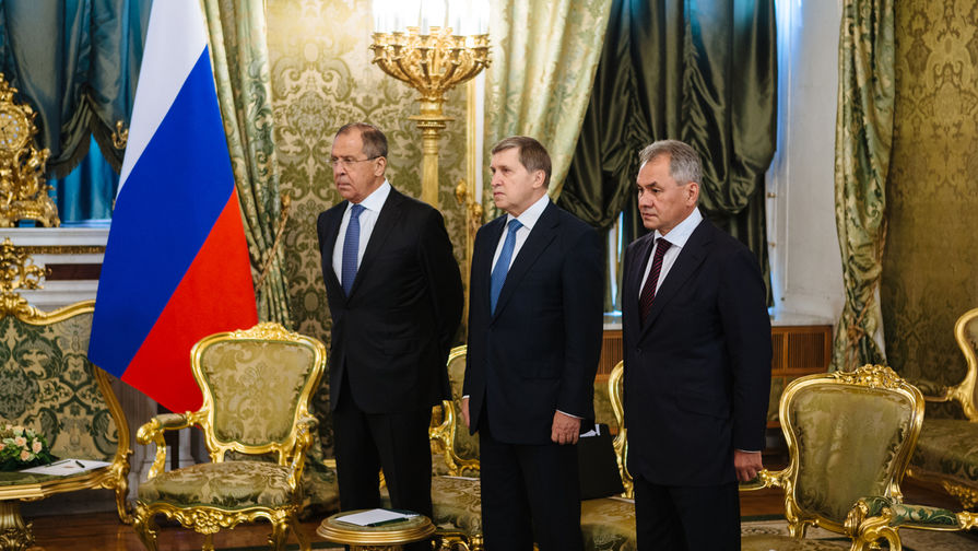 Министр иностранных дел Российской Федерации Сергей Лавров, помощник президента Российской Федерации Юрий Ушаков и министр обороны Российской Федерации Сергей Шойгу в Кремле, 5 октября 2017 года
