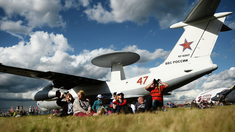 Посетители у самолета А-50У на Международном авиационно-космическом салоне МАКС 2015 в подмосковном Жуковском
