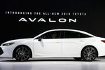 Седан Toyota Avalon на автосалоне в Детройте, январь 2018 года