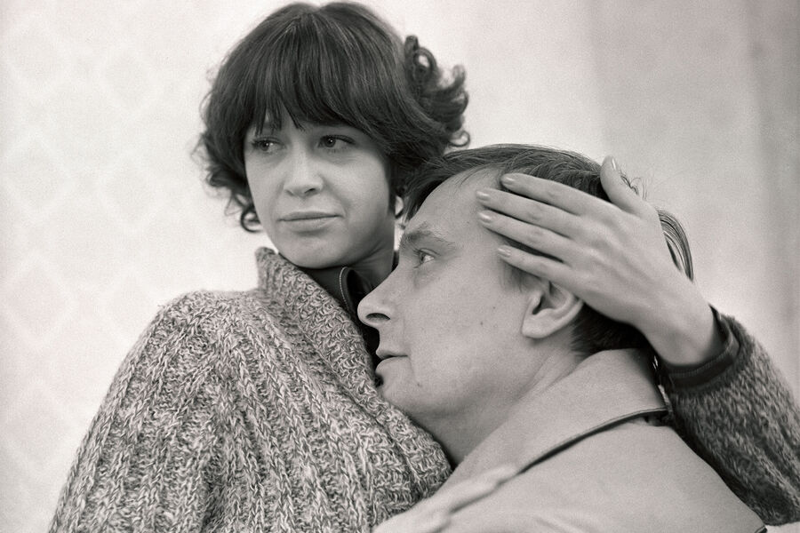 <b>&laquo;Осенний марафон&raquo; (1979)</b>
<br><br>
Первая совместная работа Данелии и одного из&nbsp;величайших актеров нашей страны Олега Басилашвили &mdash; грустная комедия о&nbsp;кризисе среднего возраста, принесшая Евгению Леонову, завсегдатаю фильмов Георгия Николаевича, личный приз Венецианского кинофестиваля. Басилашвили, сыгравший в&nbsp;ленте нерешительного педагога Бузыкина, который разрывается между&nbsp;женой и любовницей, называл роль одной из&nbsp;самых дорогих, так как она позволила задуматься о&nbsp;месте в&nbsp;жизни, неумении сказать «нет», невозможности измениться. Твидовый пиджак для&nbsp;главного героя картины подобрал сам Данелия &mdash; причем обязал Басилашвили не снимать и даже спать в&nbsp;нем, чтобы тот приобрел поношенный вид.