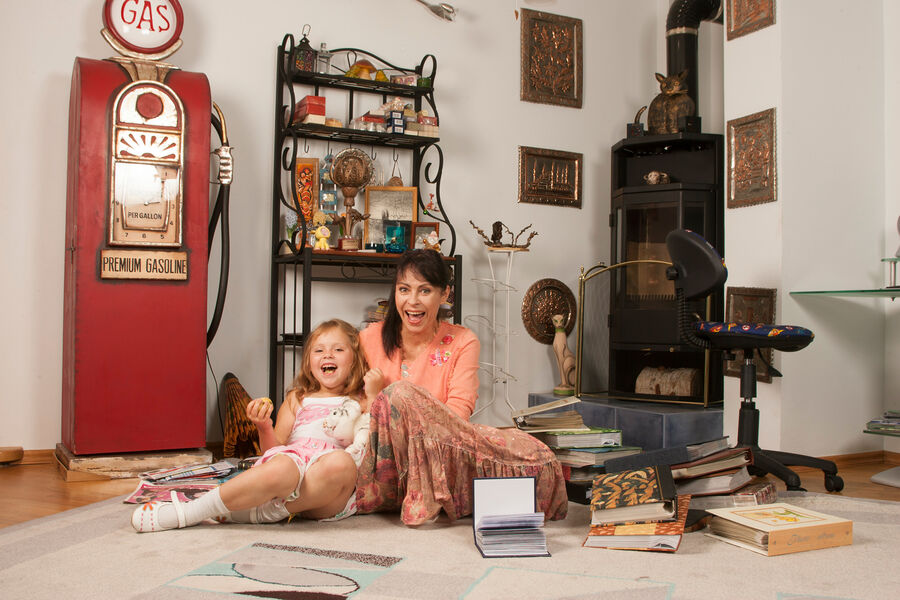 Марина Хлебникова со своей дочерью у&nbsp;себя дома в&nbsp;1990-е годы